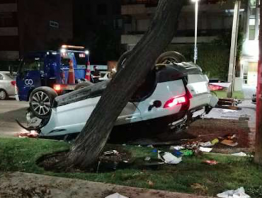 Violento accidente en Las Condes: Vehículo chocó contra un poste, impactó a otros tres y terminó volcado