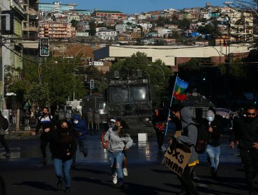 Manifestantes encendieron barricadas y se enfrentaron a Carabineros en el plan de Valparaíso