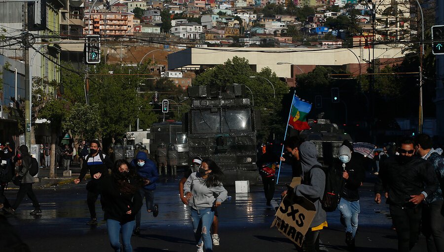 Manifestantes encendieron barricadas y se enfrentaron a Carabineros en el plan de Valparaíso