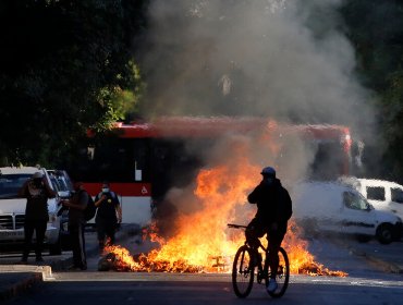 Al menos siete detenidos y cuatro buses RED quemados tras manifestaciones y disturbios en el centro de Santiago