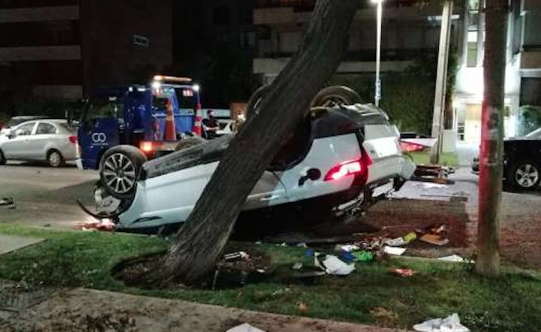 Violento accidente en Las Condes: Vehículo chocó contra un poste, impactó a otros tres y terminó volcado