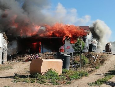 Ocho viviendas destruidas deja incendio forestal en San Antonio: Extienden la Alerta Roja para la comuna