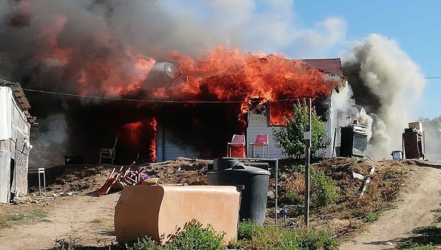 Ocho viviendas destruidas deja incendio forestal en San Antonio: Extienden la Alerta Roja para la comuna