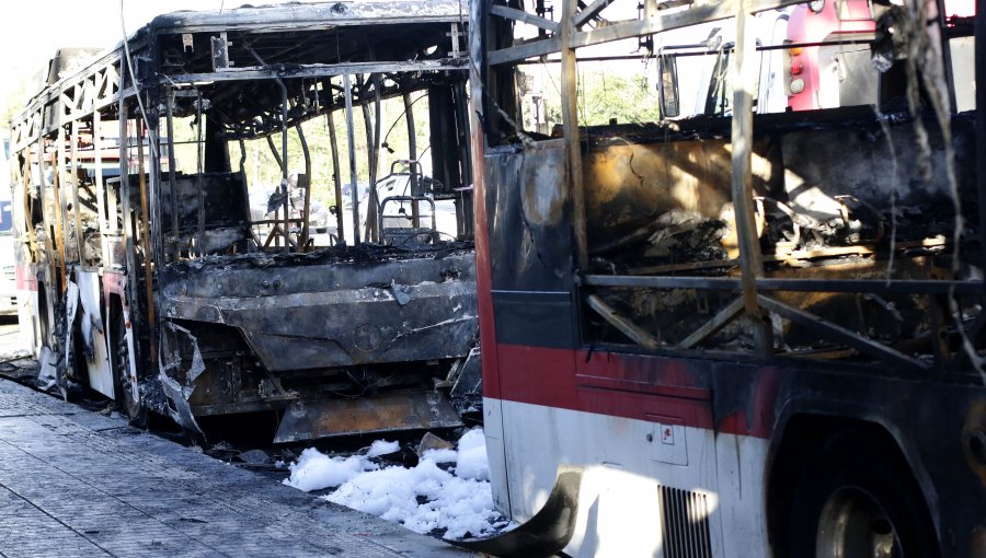 Carabineros condena quema de buses y asegura que “autores tienen que estar presos”