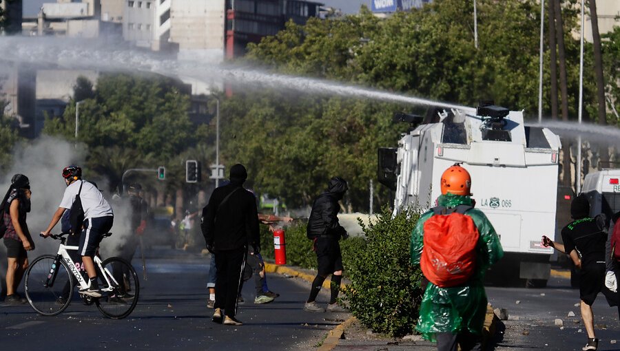 Incidentes y cortes de tránsito se registran por nueva jornada de manifestaciones en centro de Santiago