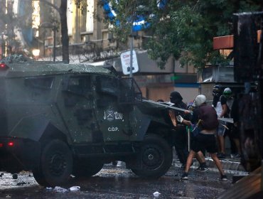 Barricadas, saqueos y enfrentamientos marcaron la jornada de manifestaciones en el centro de Santiago