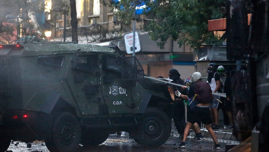 Barricadas, saqueos y enfrentamientos marcaron la jornada de manifestaciones en el centro de Santiago