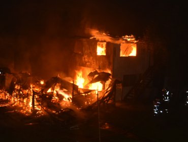 Ataques incendiarios en Contulmo dejan tres cabañas destruidas por el fuego