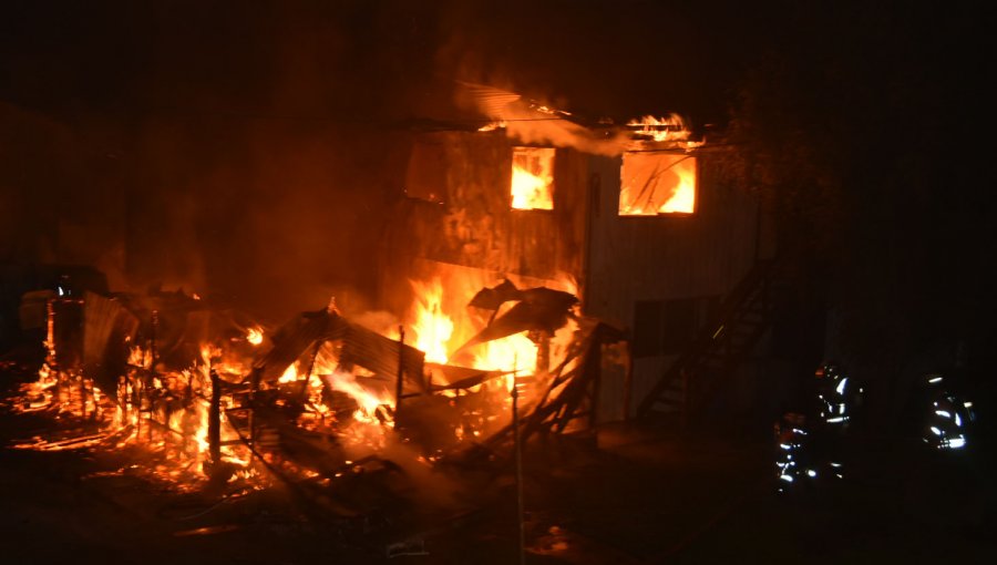 Ataques incendiarios en Contulmo dejan tres cabañas destruidas por el fuego