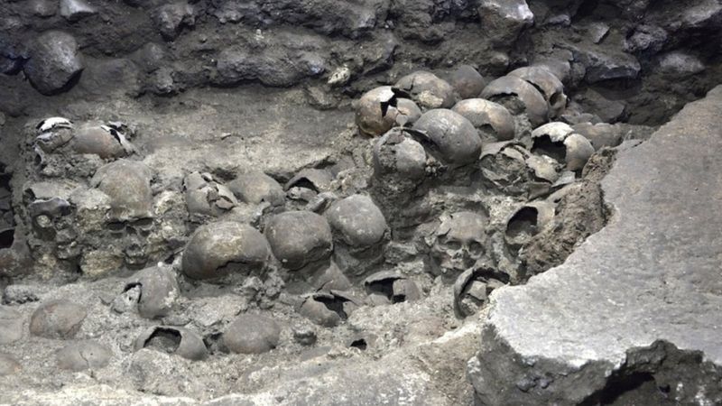 Descubren 119 calaveras en el altar de cráneos del Huei Tzompantli en Ciudad de México