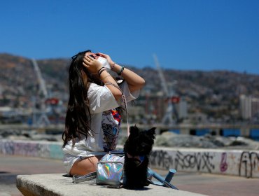 Vecinos de Valparaíso se acercaron a la costa para apreciar el Eclipse Total de Sol