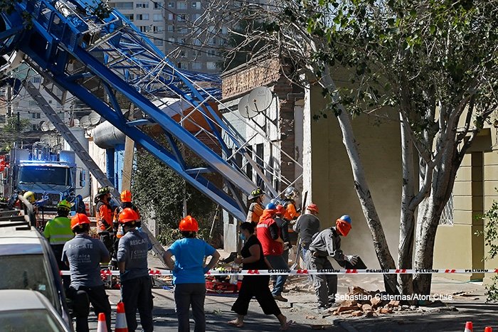 Desesperados intentos por rescatar a mujer atrapada tras caída de grúa en Independencia