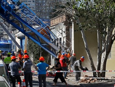 Desesperados intentos por rescatar a mujer atrapada tras caída de grúa en Independencia