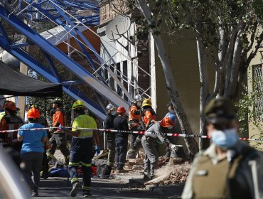 Grúa pluma cae sobre dos casas en Independencia y deja a cuatro personas lesionadas