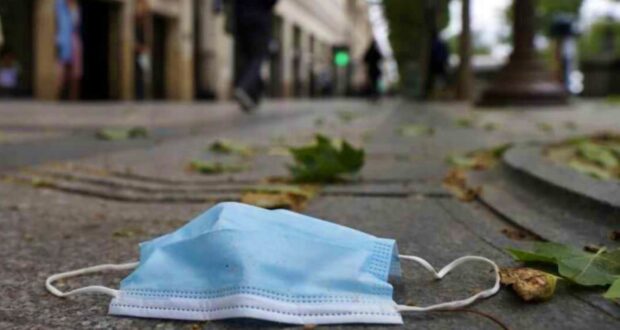 Proyecto busca multar a quienes boten mascarillas y guantes en la vía pública