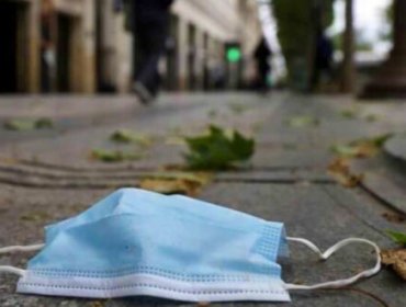 Proyecto busca multar a quienes boten mascarillas y guantes en la vía pública