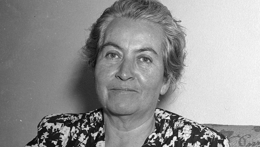 Publican libro con cartas inéditas de Gabriela Mistral que revelan la "sororidad" y caridad de la Premio Nobel