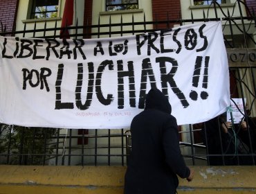 Secundarios se tomaron sede metropolitana del Sename y protestaron contra detenidos en el estallido y la Prueba de Transición