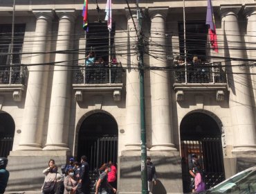 Afectados por inundaciones en el Cementerio de Playa Ancha se tomaron el edificio de la Municipalidad de Valparaíso