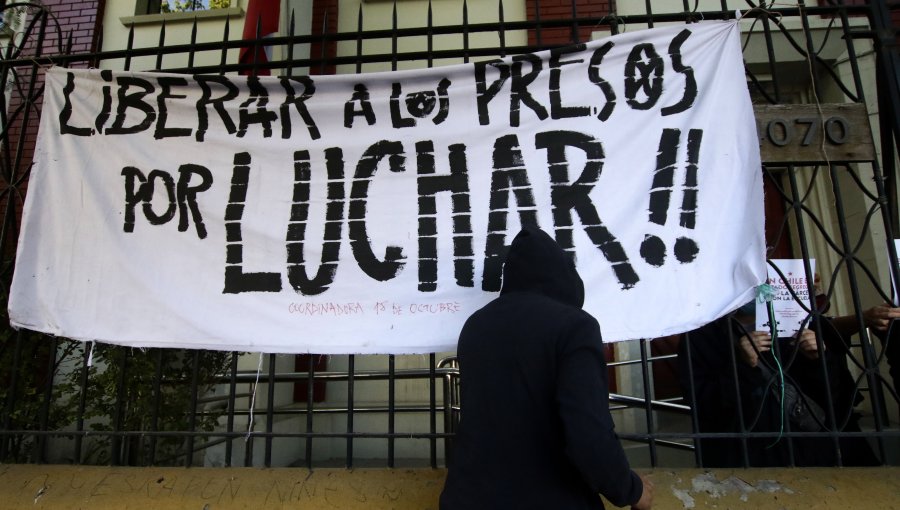 Secundarios se tomaron sede metropolitana del Sename y protestaron contra detenidos en el estallido y la Prueba de Transición