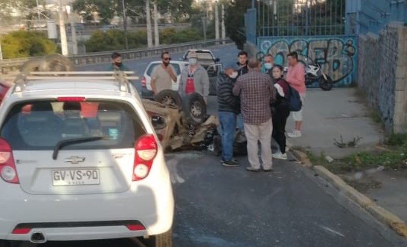 Un lesionado de gravedad y alta congestión deja volcamiento de vehículo en Av. España en dirección a Viña