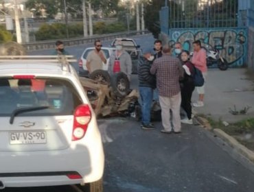 Un lesionado de gravedad y alta congestión deja volcamiento de vehículo en Av. España en dirección a Viña