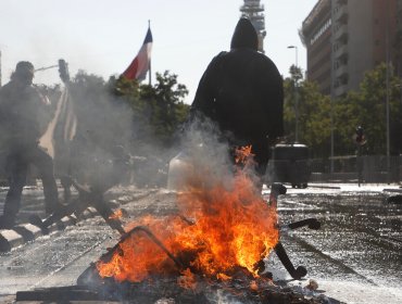 Barricadas y enfrentamientos marcan nueva jornada de disturbios en el centro de Santiago