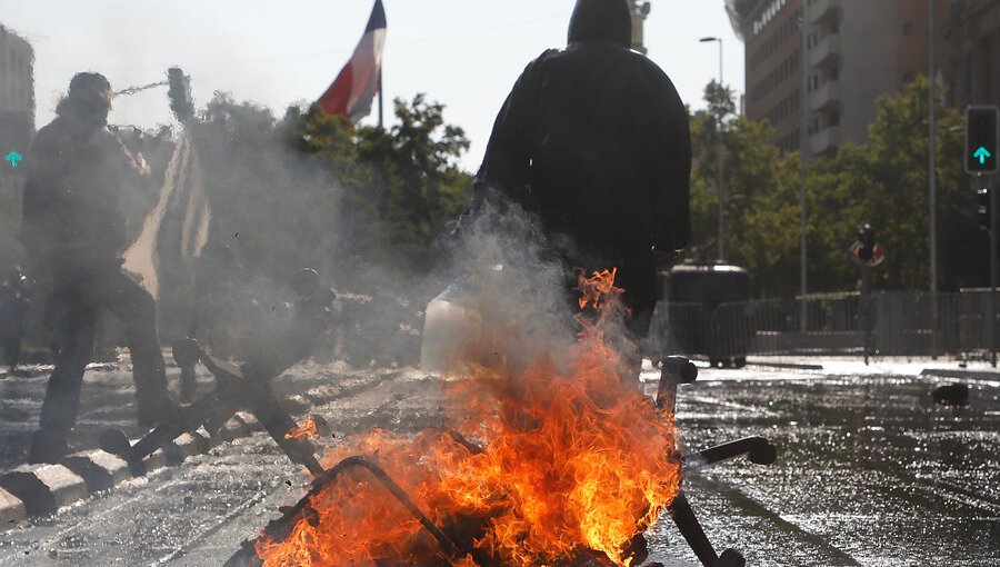 Barricadas y enfrentamientos marcan nueva jornada de disturbios en el centro de Santiago