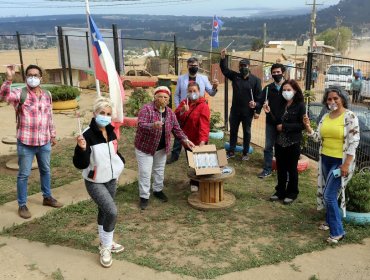 Entregan filtros de agua a familias de campamento Villa La Cruz de Reñaca Alto