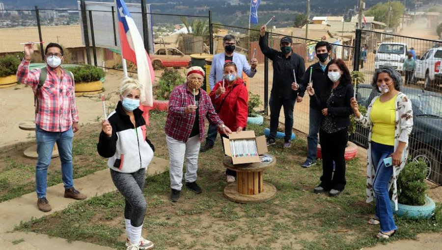 Entregan filtros de agua a familias de campamento Villa La Cruz de Reñaca Alto