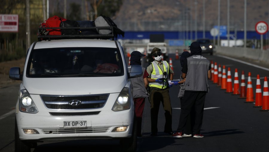 Carabineros devolvió a 680 vehículos que intentaron salir de Santiago sin permisos