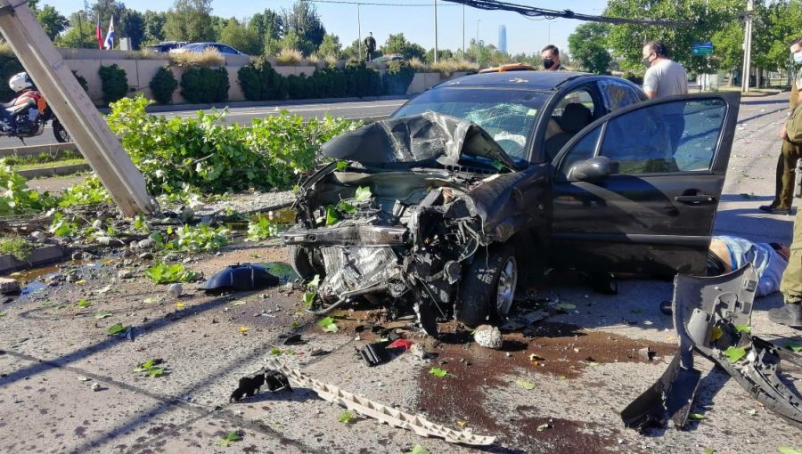 Conductor sin permiso escapó de control y chocó con un poste en Lo Barnechea