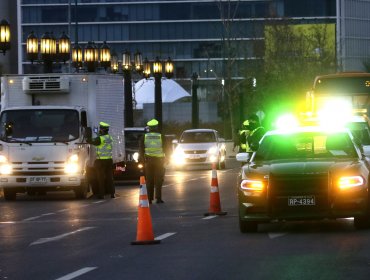 Capturan a pareja con tarjetas clonadas y mercadería en control en Las Condes