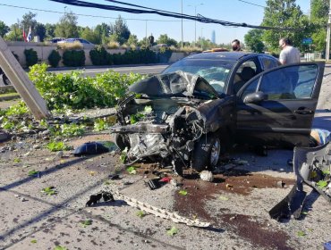 Conductor sin permiso escapó de control y chocó con un poste en Lo Barnechea