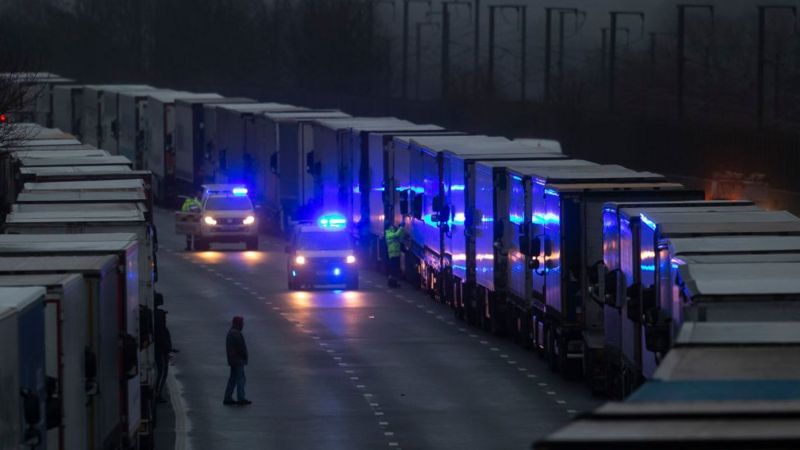 Centenares de camiones atrapados en la autopista refleja el caos que se vive en Reino Unido por la nueva cepa del Covid-19