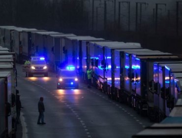 Centenares de camiones atrapados en la autopista refleja el caos que se vive en Reino Unido por la nueva cepa del Covid-19