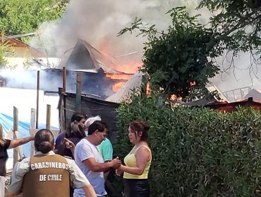 Carabinero rescató a madre e hija en incendio en María Pinto: Los tres sufrieron quemaduras