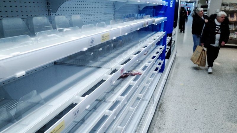 La mayor cadena de supermercados de Reino Unido establece límites a la compra de varios productos por el caos en el transporte de mercancías