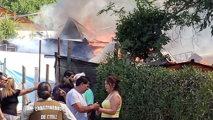 Carabinero rescató a madre e hija en incendio en María Pinto: Los tres sufrieron quemaduras