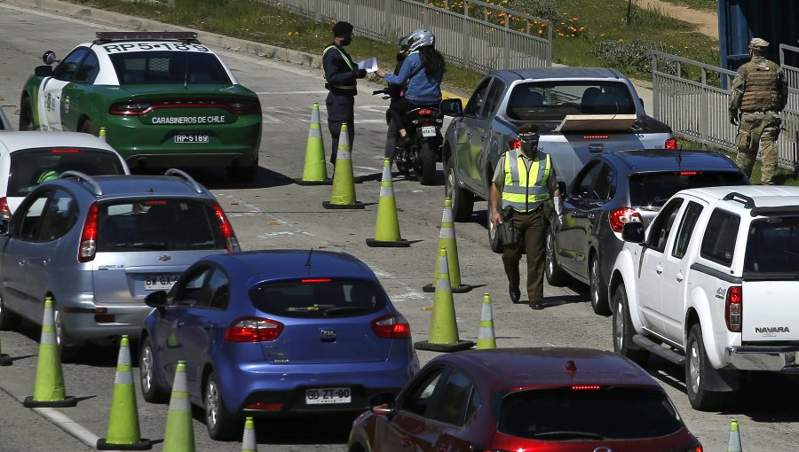 Carabineros pide no salir de la región Metropolitana y advierte "kilómetros de congestión" por controles sanitarios