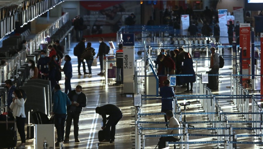 Detienen en el aeropuerto de Santiago a ciudadano colombiano que intentó ingresar con PCR falso