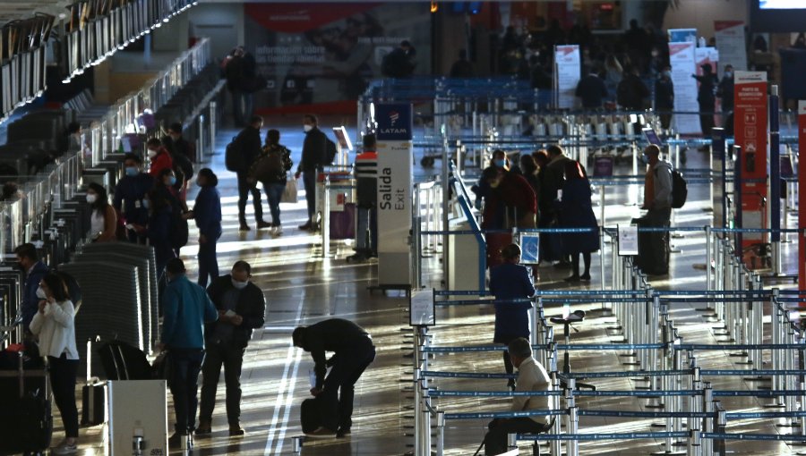 Detienen en el aeropuerto de Santiago a ciudadano colombiano que intentó ingresar con PCR falso