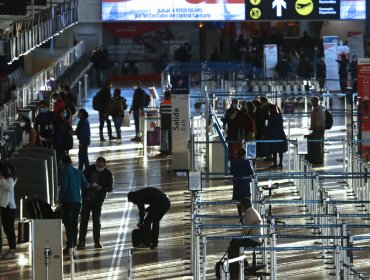 Detienen en el aeropuerto de Santiago a ciudadano colombiano que intentó ingresar con PCR falso