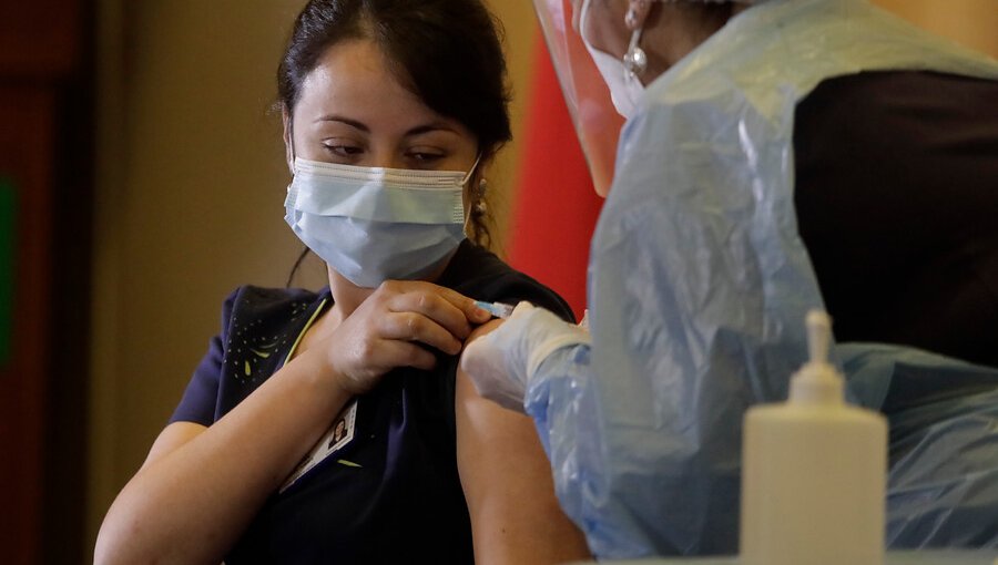 2.500 funcionarios de la salud serán vacunados contra el Covid-19 en la región de Biobío