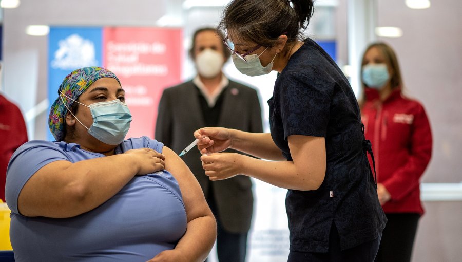 La vacuna en Chile: Más de 4.800 funcionarios de la Salud ya están inoculados