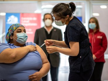 La vacuna en Chile: Más de 4.800 funcionarios de la Salud ya están inoculados