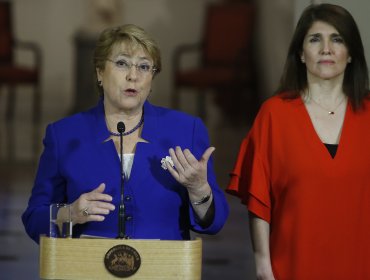 Michelle Bachelet firma carta en apoyo a la ex ministra Paula Narváez para que sea candidata presidencial del Partido Socialista