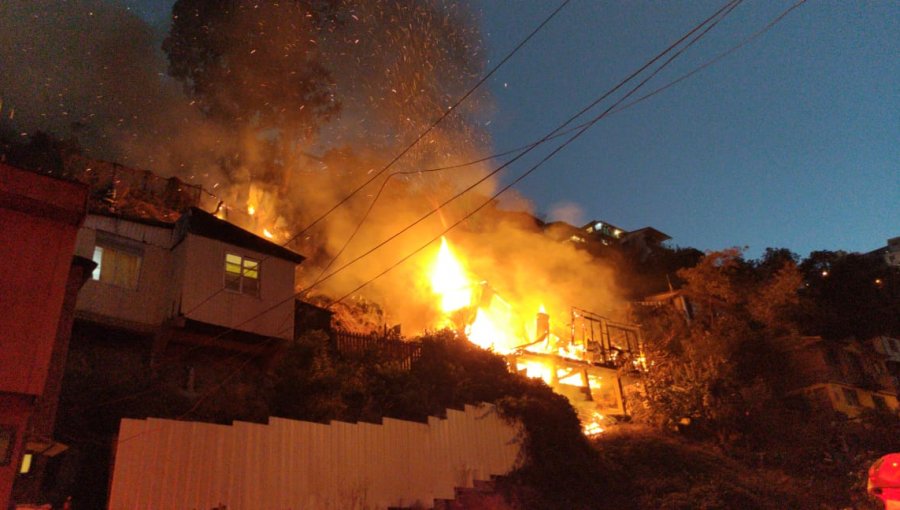 Tragedia en Valparaíso: menor de edad falleció en incendio que destruyó una vivienda en el cerro Las Cañas