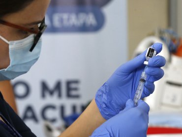 Instituto de Salud Pública reporta nuevo caso con "síntomas serios" tras ser inoculado contra el Covid-19