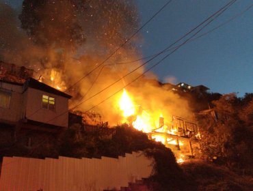 Tragedia en Valparaíso: menor de edad falleció en incendio que destruyó una vivienda en el cerro Las Cañas